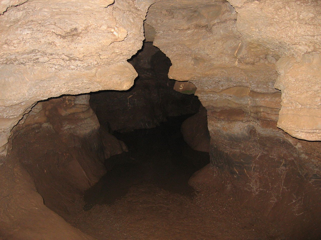 Aggertalhöhle очень сухая пещера